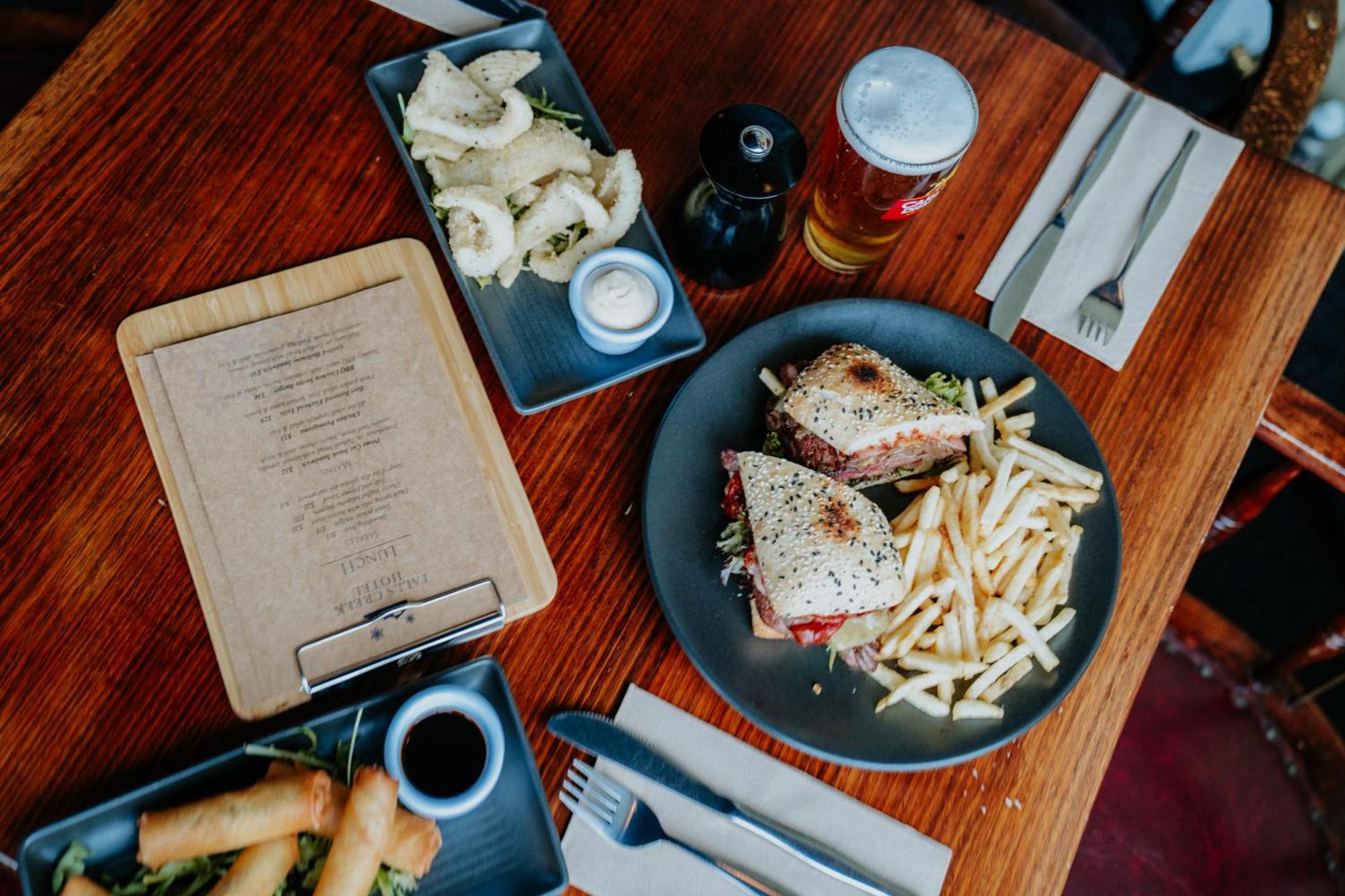 Falls Creek Hotel エクステリア 写真