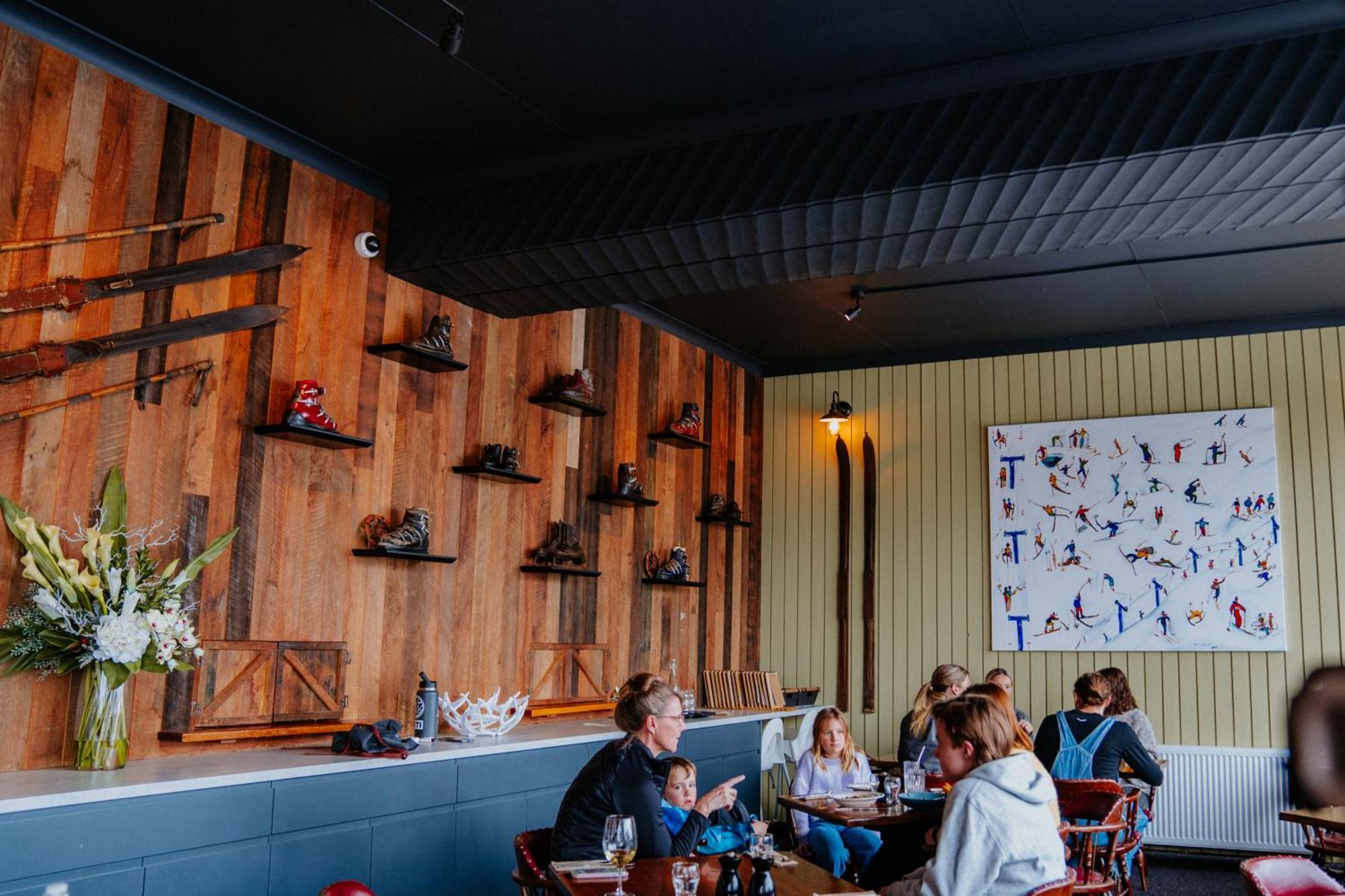 Falls Creek Hotel エクステリア 写真