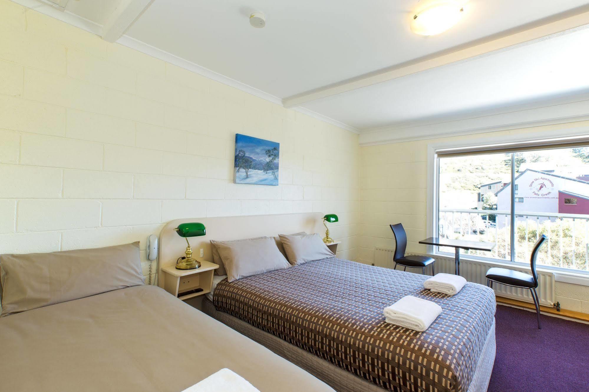 Falls Creek Hotel エクステリア 写真