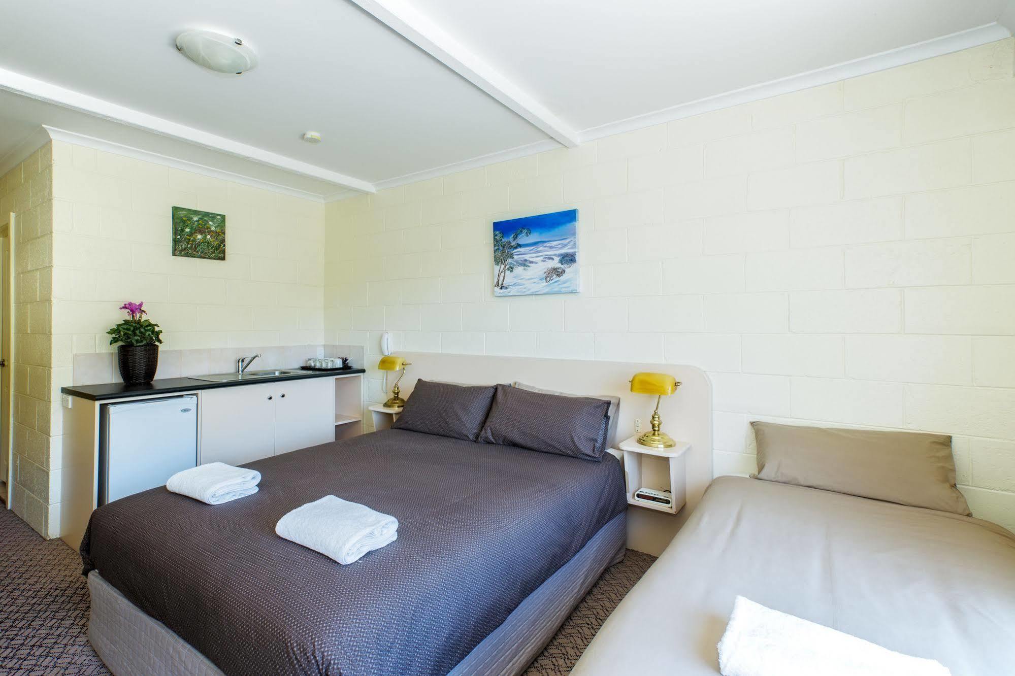 Falls Creek Hotel エクステリア 写真
